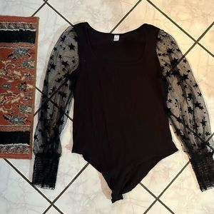 Black star sleeve top